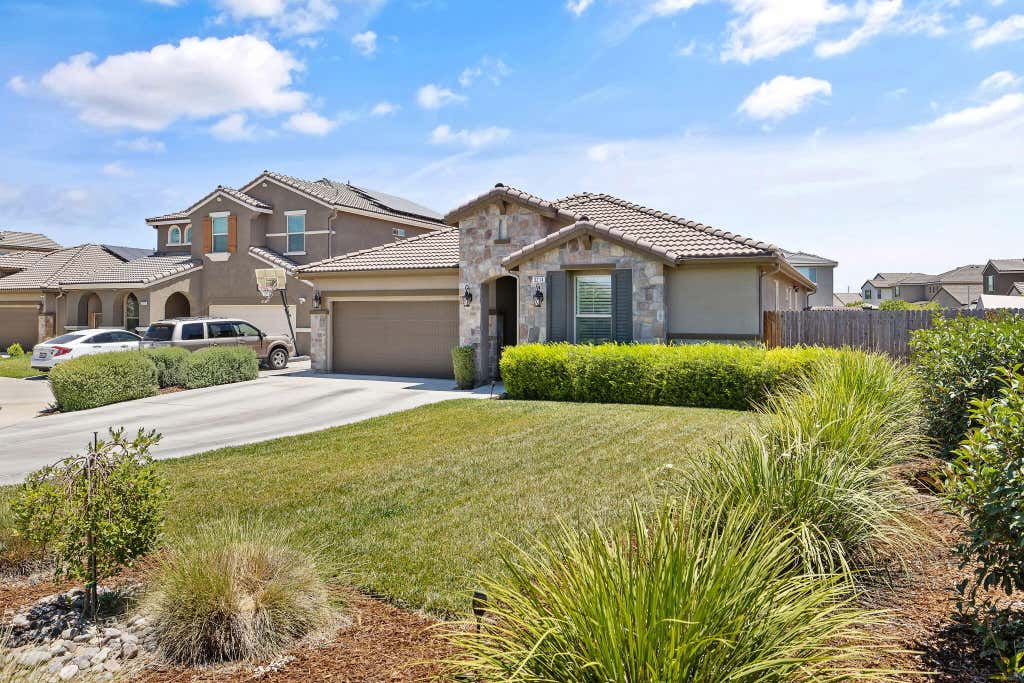 Photo of 3214 N Hall Court, Visalia, CA 93291 (MLS # 242304)