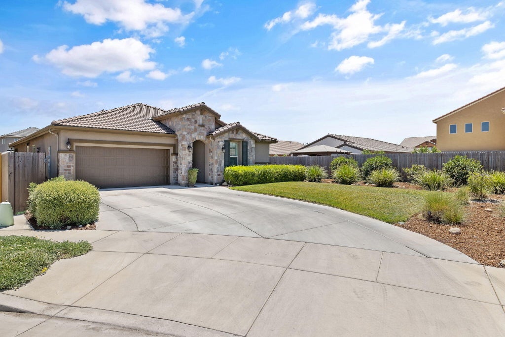 Photo of 3214 N Hall Court, Visalia, CA 93291 (MLS # 242304)