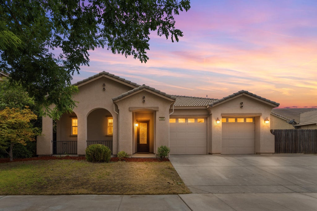 Photo of 3325 W Stewart Avenue, Visalia, CA 93291 (MLS # 243066)
