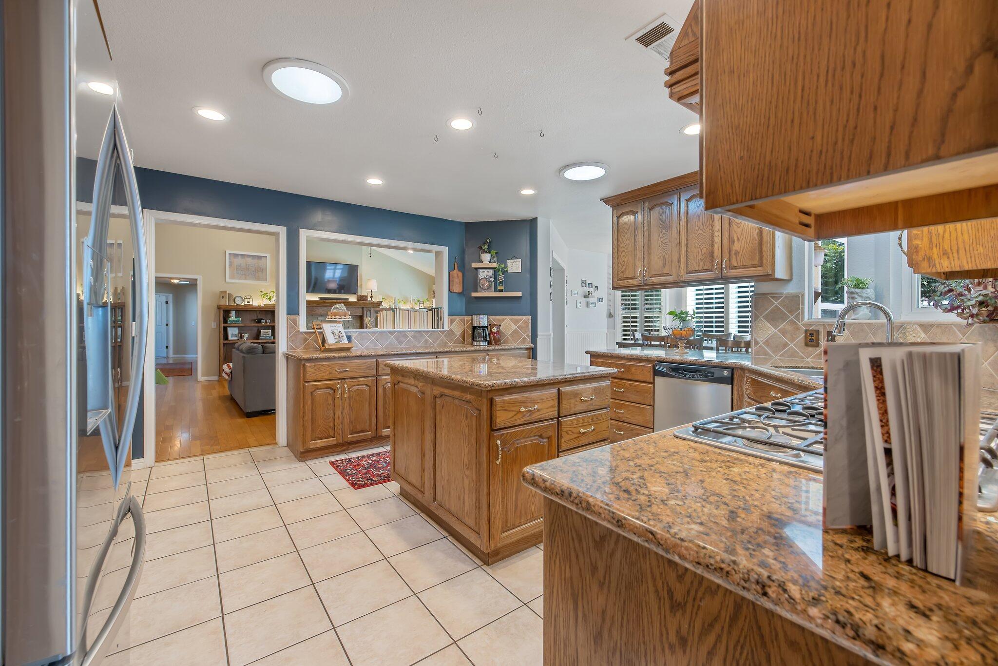 Visalia, California 93277, United States, 3 Bedrooms Bedrooms, ,3 BathroomsBathrooms,Residential,Pending,7521