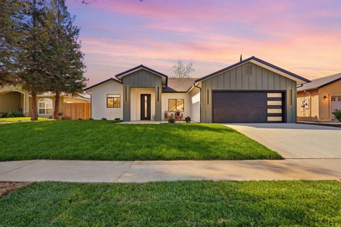 Photo of 1370 Meadow Avenue, Exeter, CA 93221 (MLS # 240541)