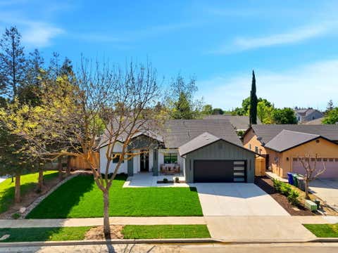 Photo of 1370 Meadow Avenue, Exeter, CA 93221 (MLS # 240541)