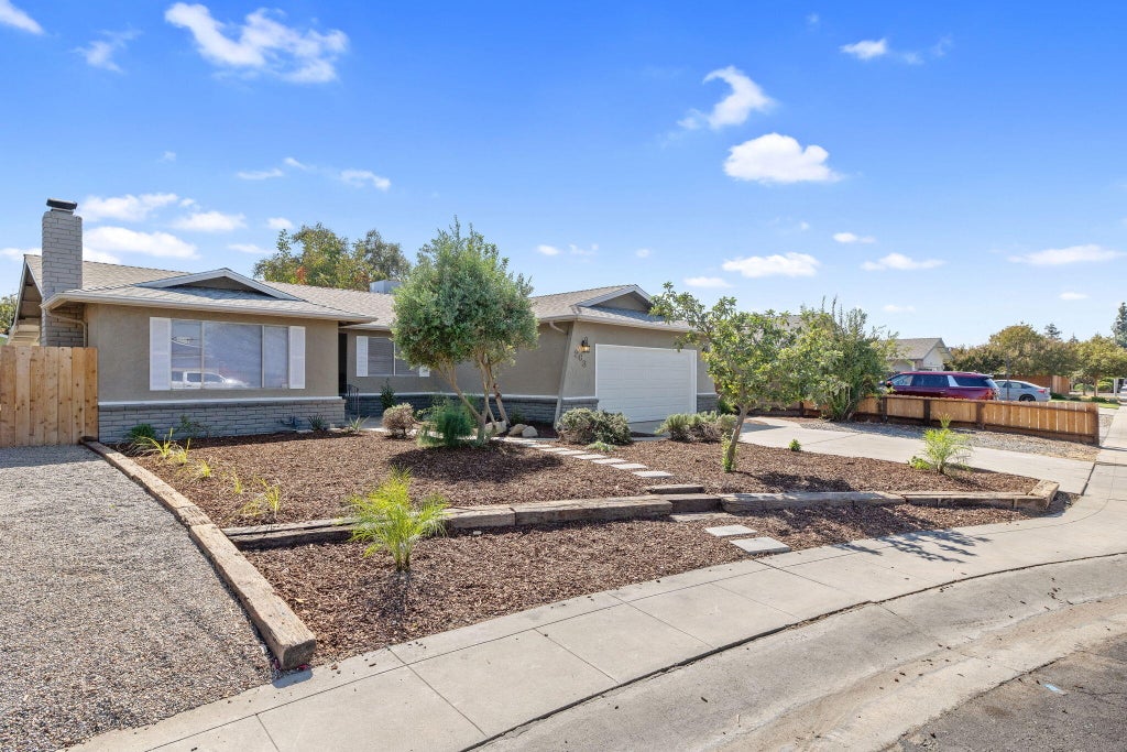 Photo of 2635 W Monte Vista Avenue, Visalia, CA 93277 (MLS # 244449)