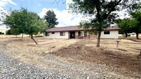 Photo of 27057 Ave 196, Strathmore, CA 93267 (MLS # 241255)