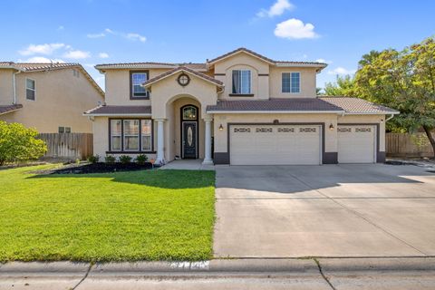 Photo of 1114 Paradise Drive, Lemoore, CA 93245 (MLS # 243010)
