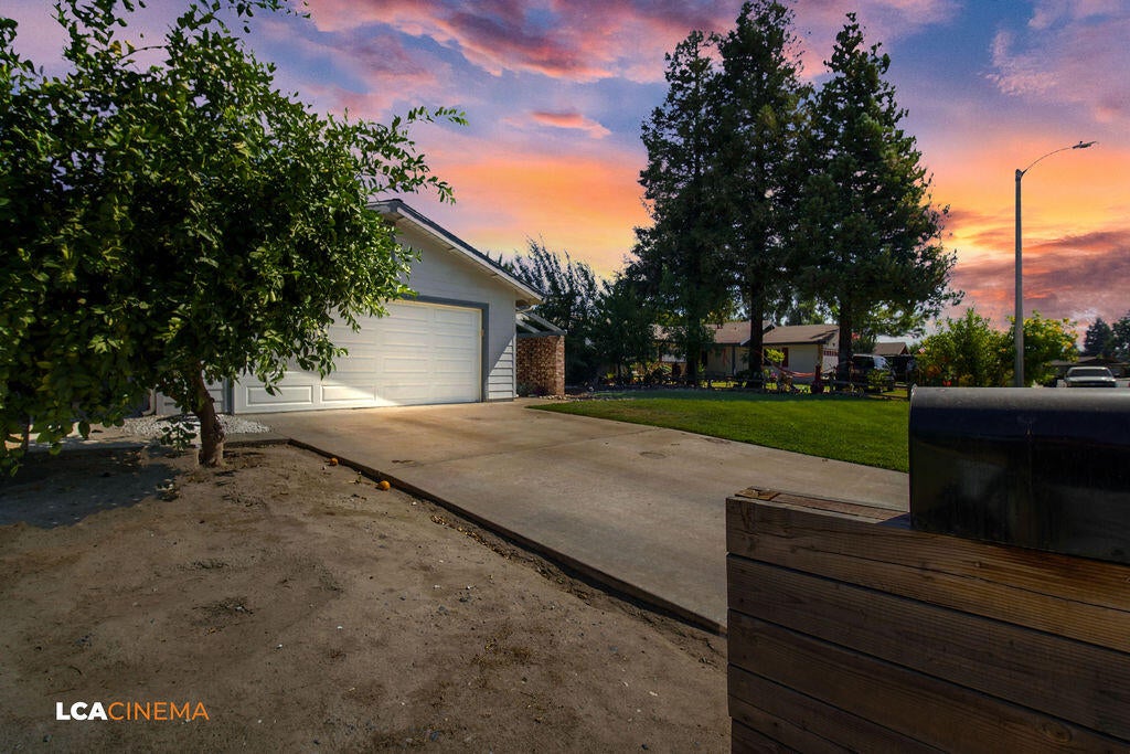 Photo of 3004 W Evergreen Avenue, Visalia, CA 93277 (MLS # 243360)