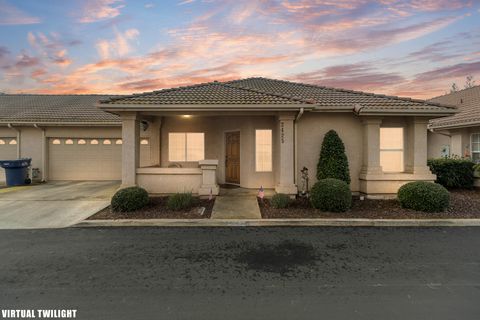 Photo of 2425 Capitol Court, Tulare, CA 93274 (MLS # 239857)