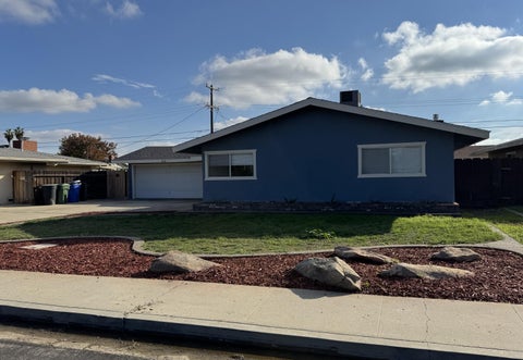 Photo of 315 W Glendale Avenue, Lemoore, CA 93245 (MLS # 242902)