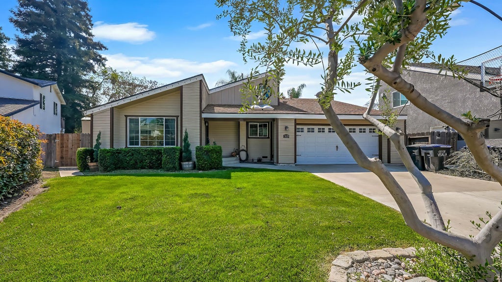 Photo of 2419 E Vassar Avenue, Visalia, CA 93292 (MLS # 240521)