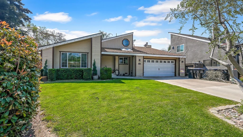 Photo of 2419 E Vassar Avenue, Visalia, CA 93292 (MLS # 240521)
