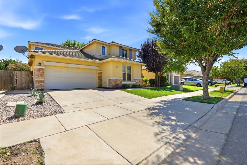 Photo of 3125 W Delta Avenue, Visalia, CA 93291 (MLS # 243369)