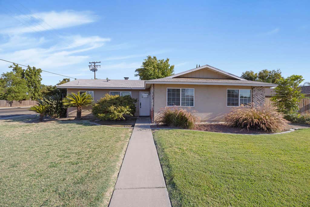 Photo of 1323 W Seeger Court, Visalia, CA 93277 (MLS # 242905)