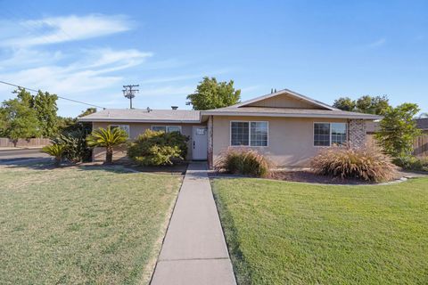 Photo of 1323 W Seeger Court, Visalia, CA 93277 (MLS # 242905)
