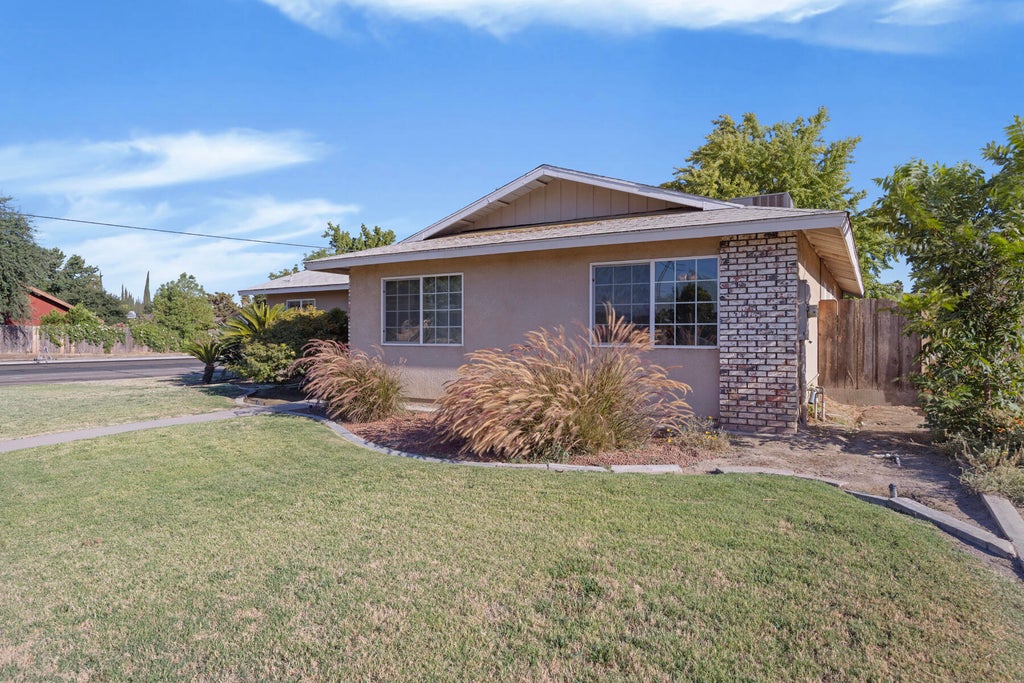 Photo of 1323 W Seeger Court, Visalia, CA 93277 (MLS # 242905)