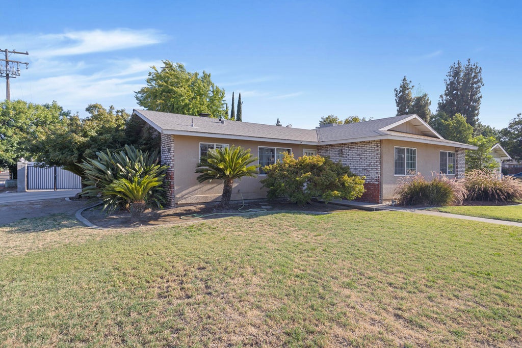 Photo of 1323 W Seeger Court, Visalia, CA 93277 (MLS # 242905)