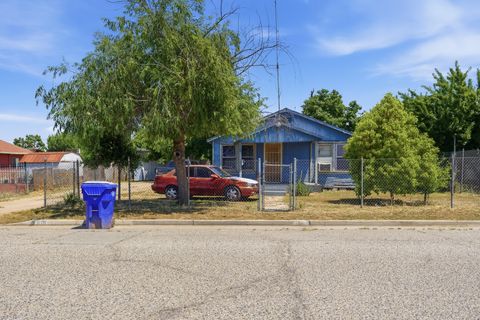 Photo of 618 S Kern Avenue, Farmersville, CA 93223 (MLS # 241584)