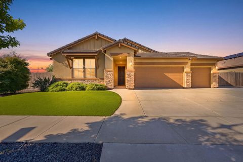 Photo of 1703 W Porter Avenue, Visalia, CA 93291 (MLS # 241093)