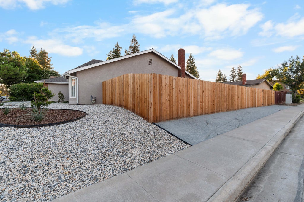 Photo of 5920 W Feemster, Visalia, CA 93277 (MLS # 242990)