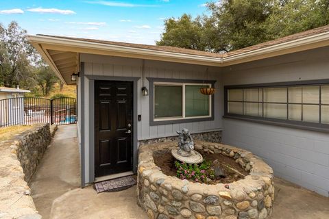Photo of 35228 Lenard Road, Springville, CA 93265 (MLS # 239799)