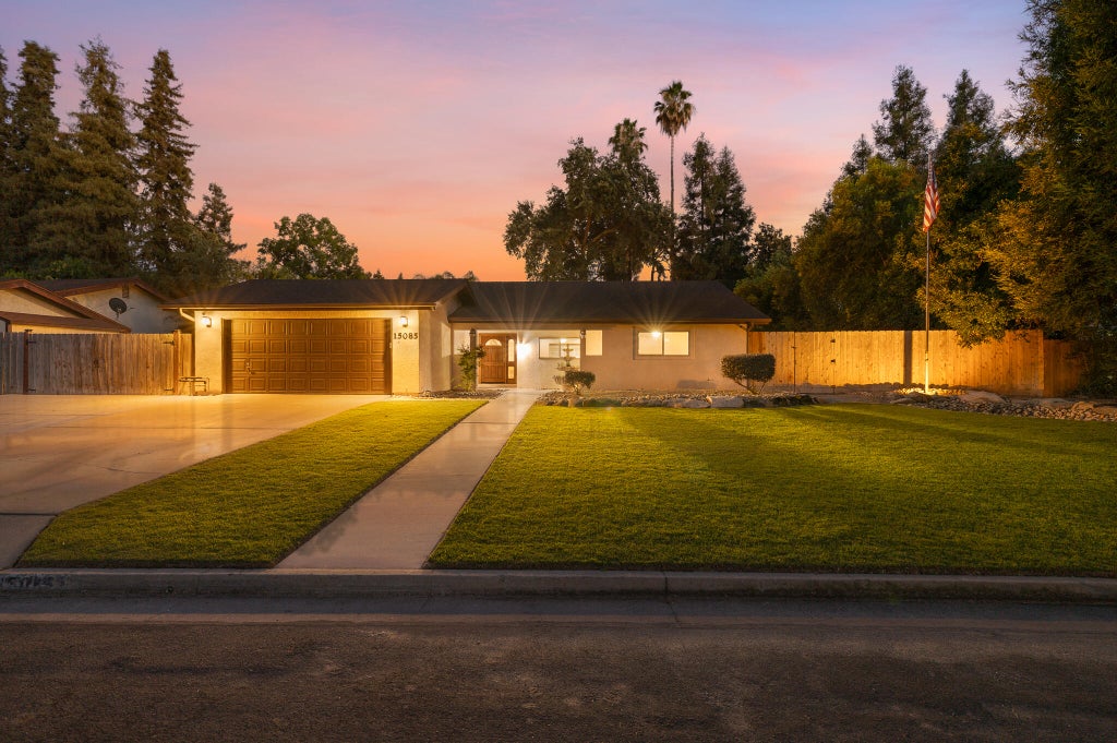 Photo of 15085 Oak Ranch Drive, Visalia, CA 93292 (MLS # 242466)