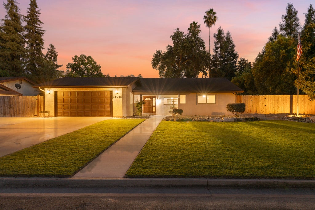 Photo of 15085 Oak Ranch Drive, Visalia, CA 93292 (MLS # 242466)