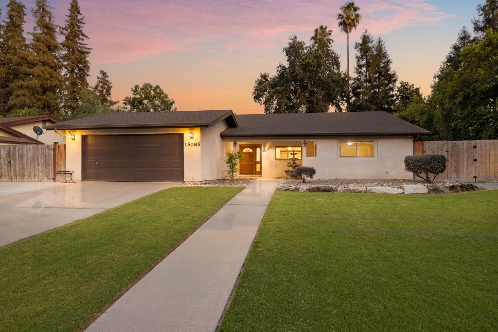 Photo of 15085 Oak Ranch Drive, Visalia, CA 93292 (MLS # 242466)