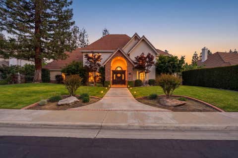 Photo of 5036 Lakewood Drive, Visalia, CA 93291 (MLS # 241454)