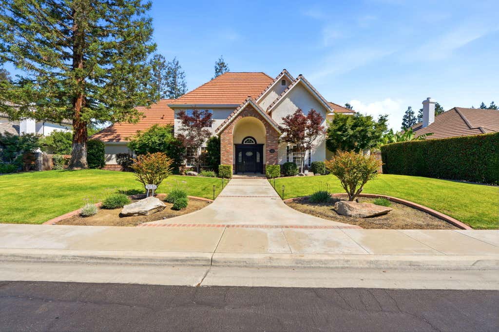 Photo of 5036 Lakewood Drive, Visalia, CA 93291 (MLS # 241454)
