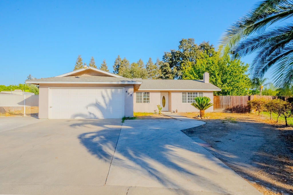 Photo of 437 E Oakridge Court, Visalia, CA 93291 (MLS # 244416)