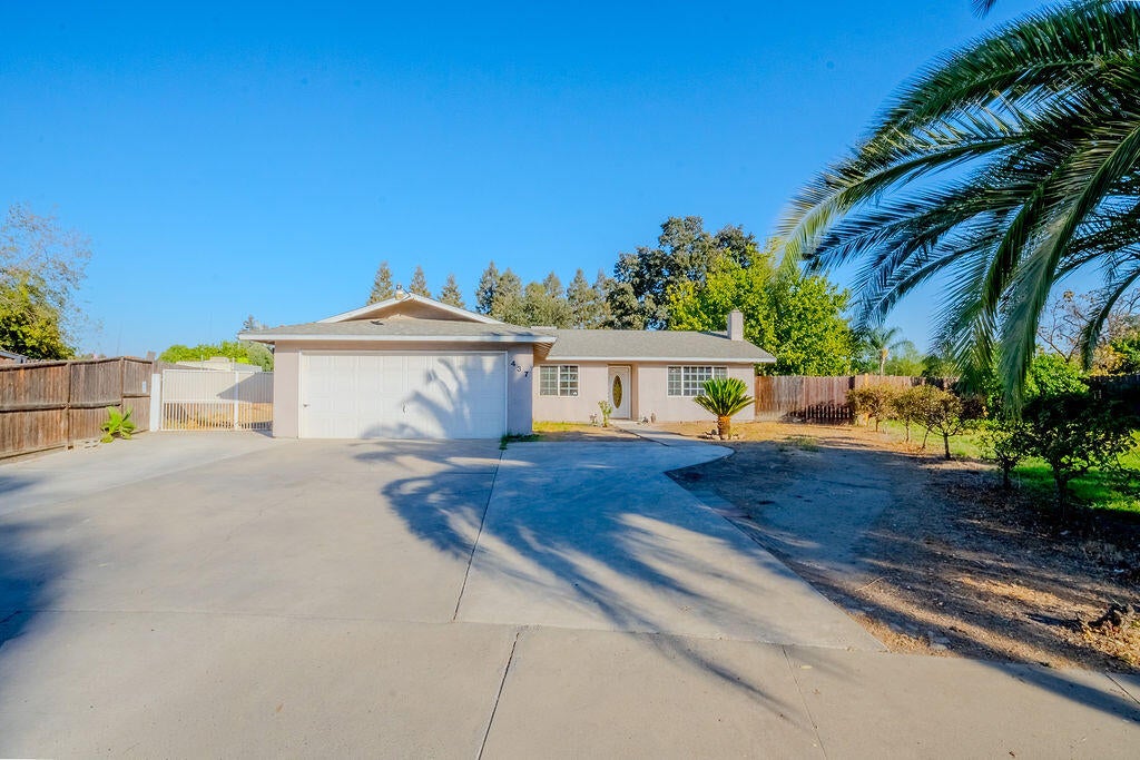 Photo of 437 E Oakridge Court, Visalia, CA 93291 (MLS # 244416)