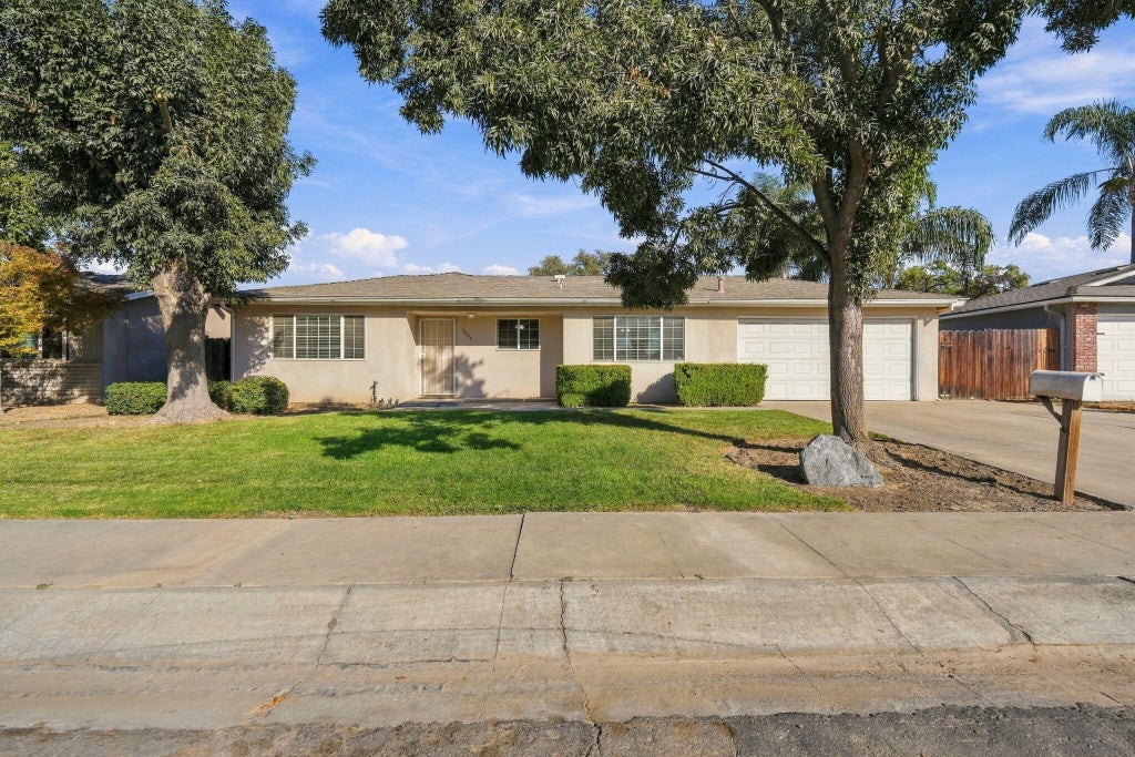 Photo of 2922 S Verde Vista Street, Visalia, CA 93277 (MLS # 244563)