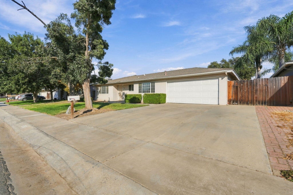 Photo of 2922 S Verde Vista Street, Visalia, CA 93277 (MLS # 244563)