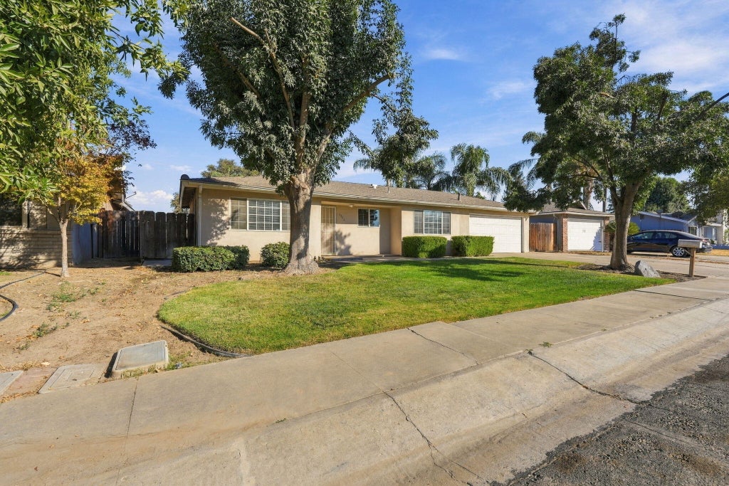 Photo of 2922 S Verde Vista Street, Visalia, CA 93277 (MLS # 244563)