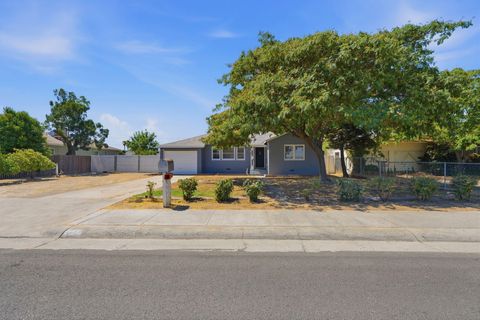Photo of 737 W Kanai Avenue, Porterville, CA 93257 (MLS # 242937)