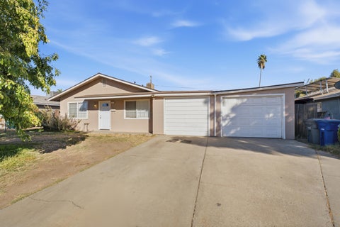 Photo of 370 Pettit Street, Parlier, CA 93648 (MLS # 244774)