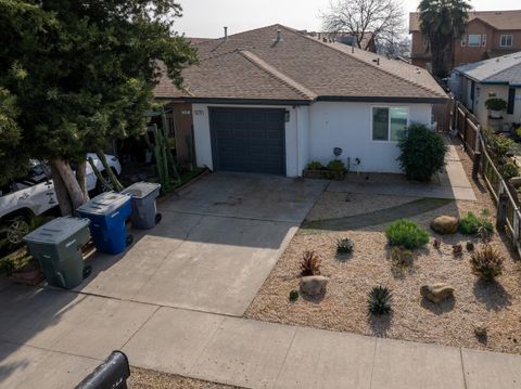 Photo of 5473 W Santa Ana Avenue, Fresno, CA 93722 (MLS # 239559)