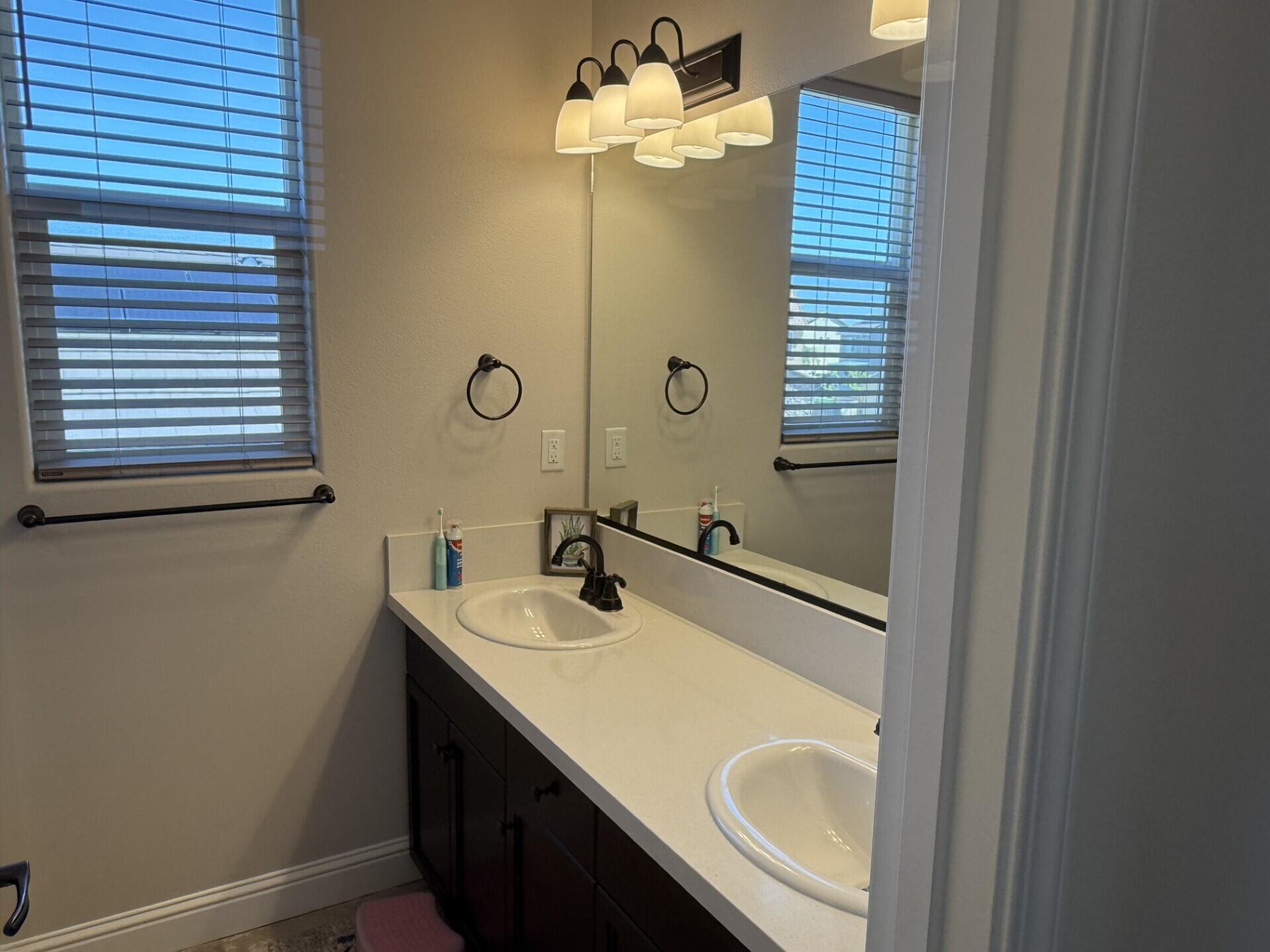 Clovis, California 93619, United States, 4 Bedrooms Bedrooms, ,3 BathroomsBathrooms,Residential,Pending,107622