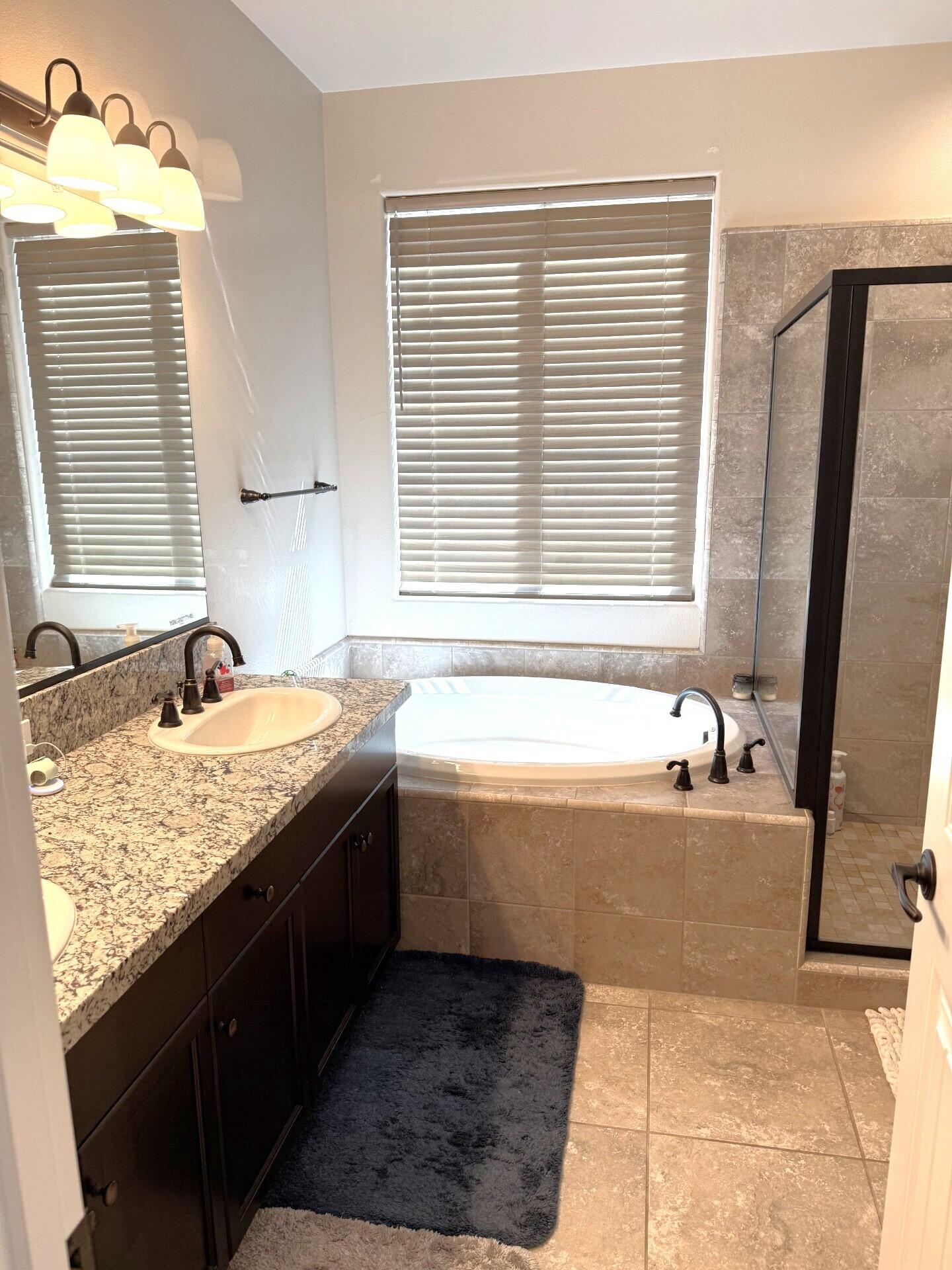 Clovis, California 93619, United States, 4 Bedrooms Bedrooms, ,3 BathroomsBathrooms,Residential,Pending,107622