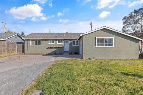 Photo of 2528 W Howard Avenue, Visalia, CA 93277 (MLS # 240002)