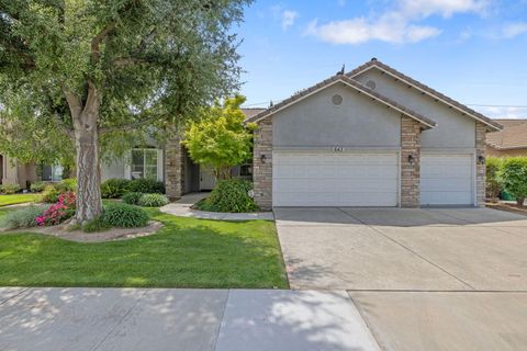 Photo of 643 W Bel Aire Avenue, Porterville, CA 93257 (MLS # 241035)
