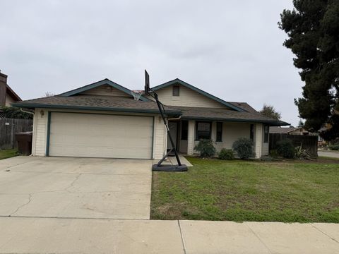 Photo of 1923 E Sandalwood Avenue, Tulare, CA 93274 (MLS # 239024)