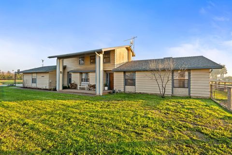 Photo of 17799 Avenue 280 B #B, Exeter, CA 93221 (MLS # 239343)