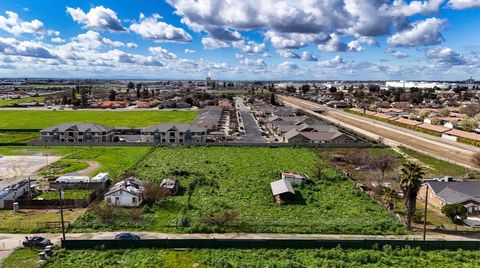 Photo of 1686 E Foster Drive #h, Tulare, CA 93274 (MLS # 242846)