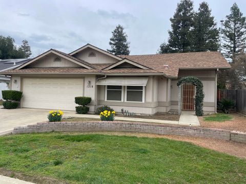 Photo of 1218 S Parkwood Street, Visalia, CA 93277 (MLS # 239749)