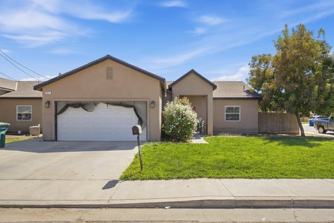 Photo of 301 E Oakland Street, Farmersville, CA 93223 (MLS # 244056)