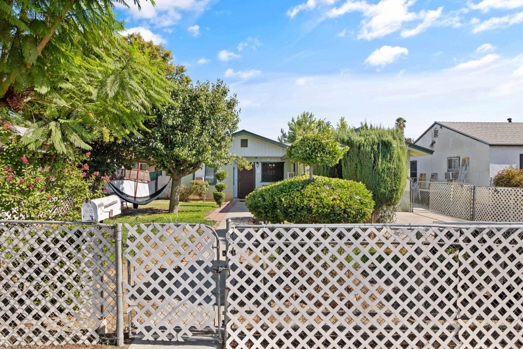 Photo of 1132 W Prospect Avenue, Visalia, CA 93291 (MLS # 243499)