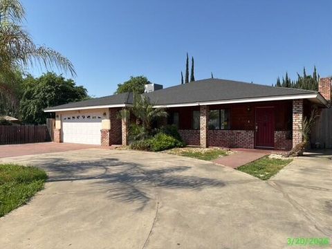 Photo of 511 N Chinowth Street, Visalia, CA 93291 (MLS # 241476)