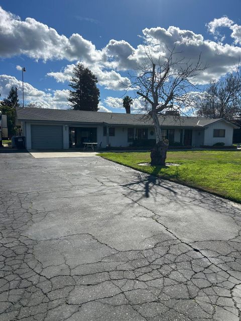 Photo of 2745 E Goshen Avenue NE, Visalia, CA 93292 (MLS # 239956)