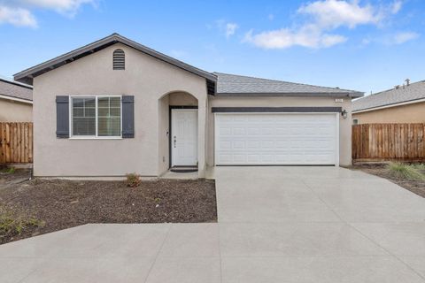 Photo of 535 Sandtrap Lane, Lemoore, CA 93245 (MLS # 239912)