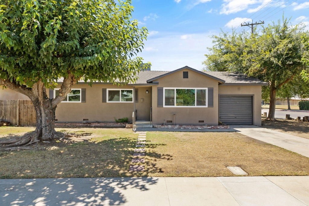 Photo of 2041 W Cecil Court, Visalia, CA 93291 (MLS # 243371)